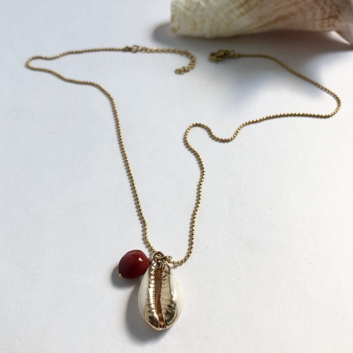 Petit collier cauri 1 1 scaled