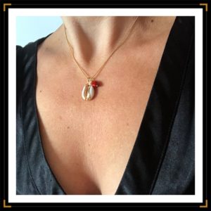 Petit collier cauri porte