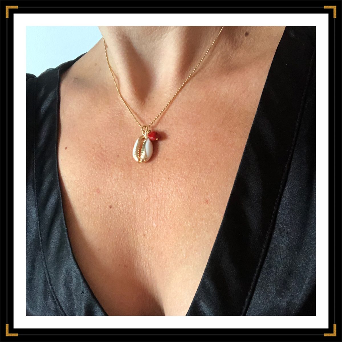 Petit collier cauri porte