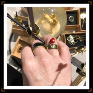 Bague acierinoxdore martele grainerouge cuir laiton JPG