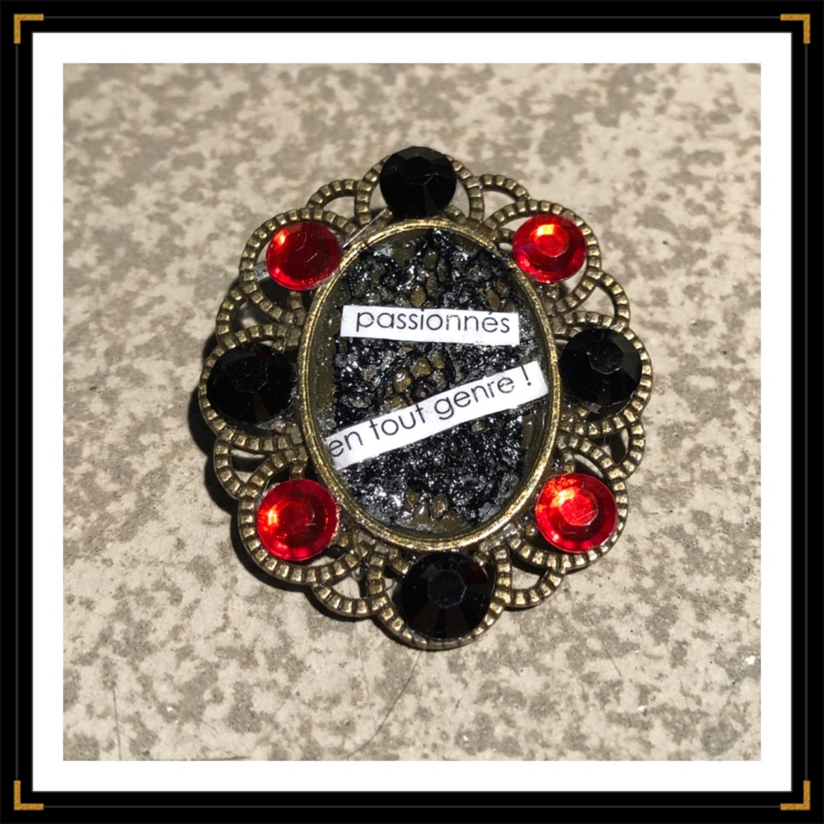 broche rétro strass rouges et noirs message