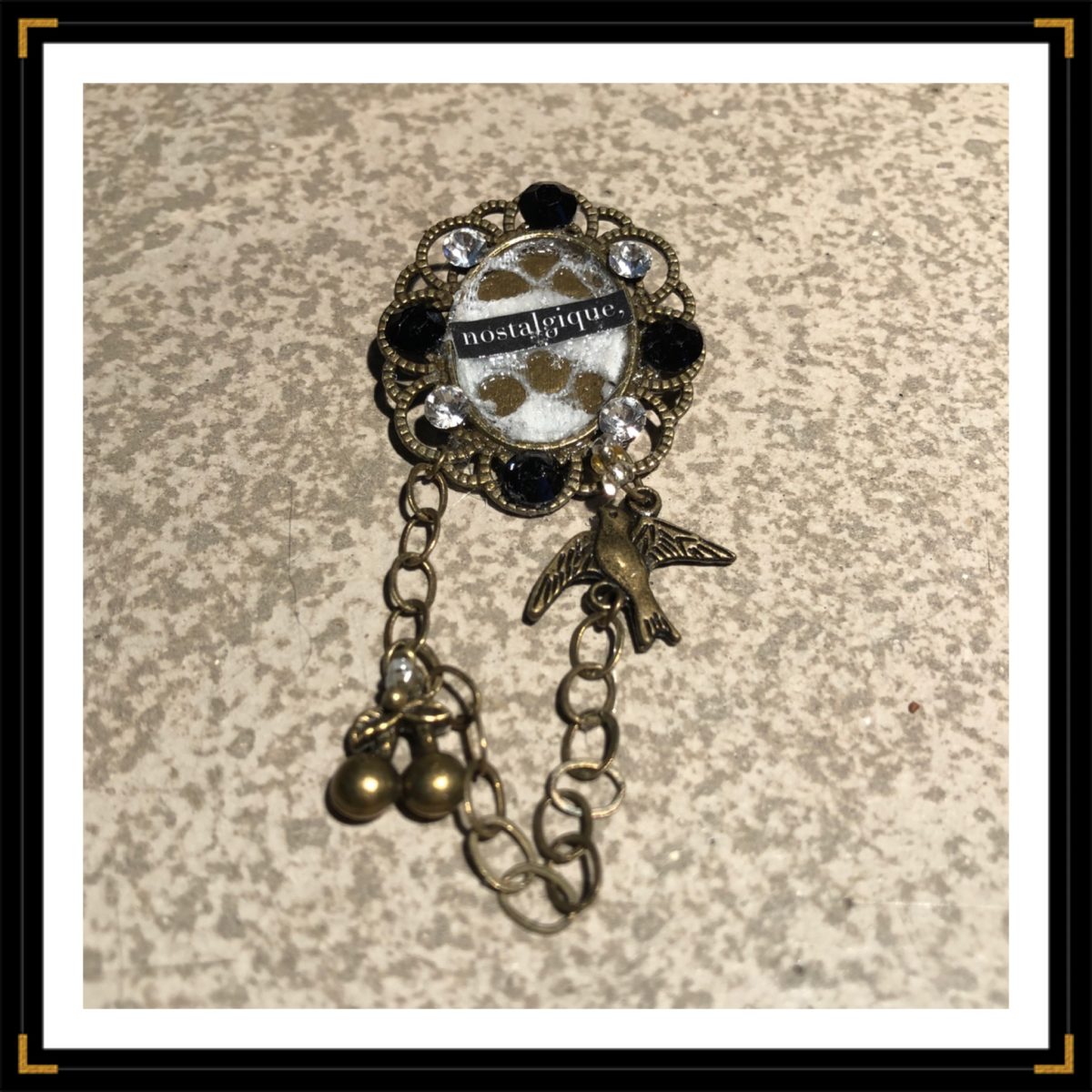 broche retro nostalgique hirondelle cerise