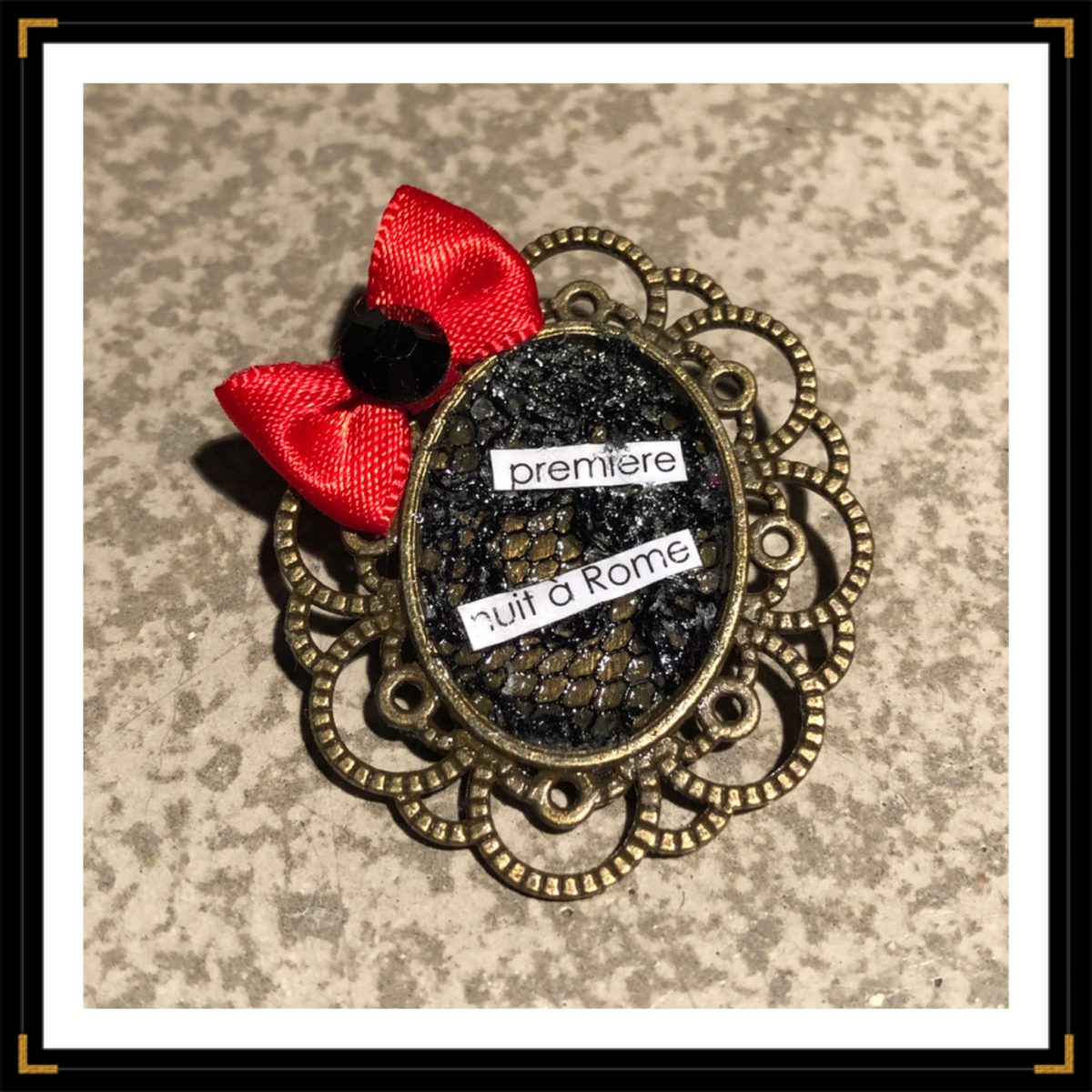 broche retro noeud rouge dentelle rome