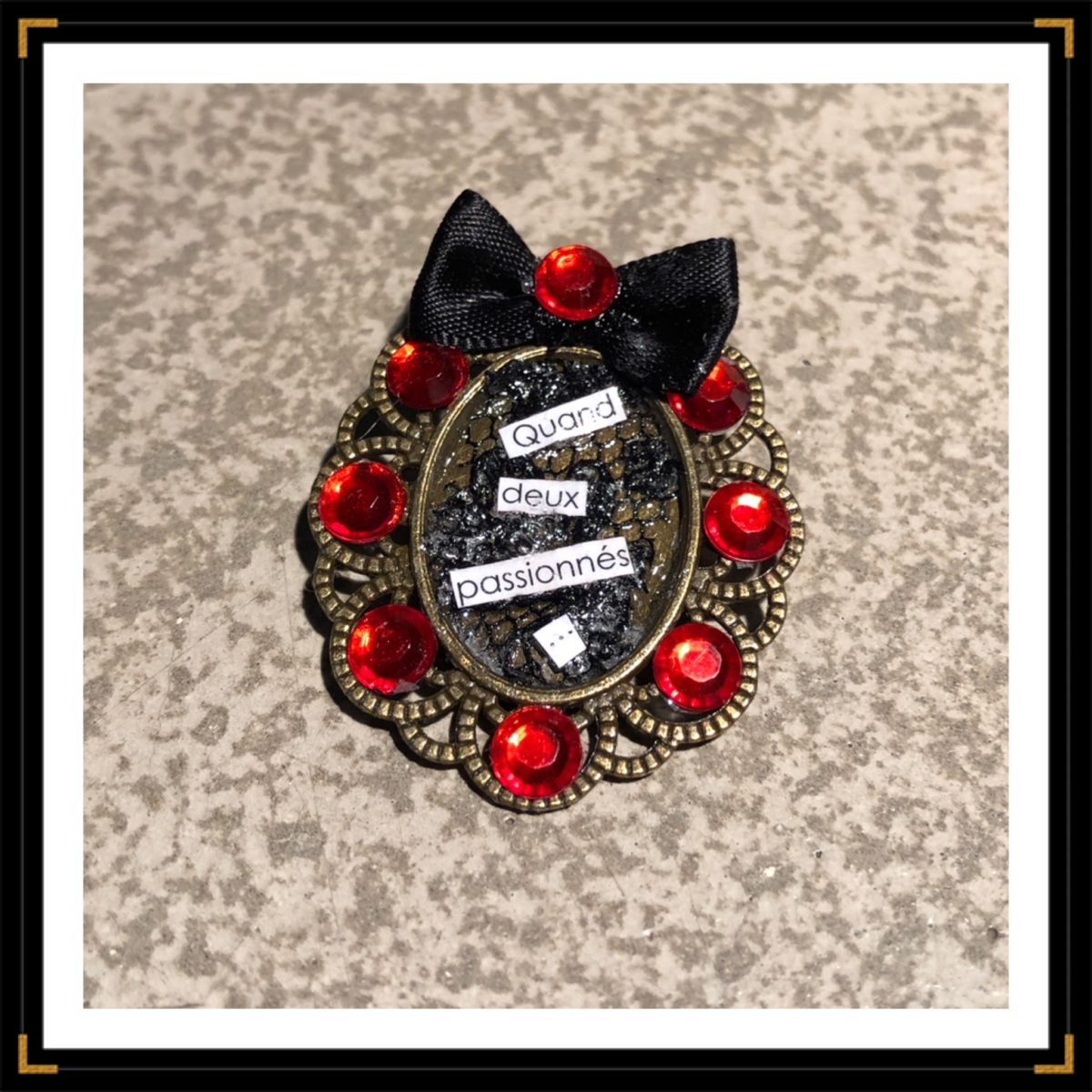 broche baroque dentelle noire noeud strass rouge