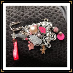 broche zatypique octobrerose makeawish portee