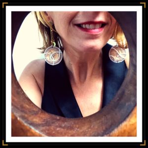 Boucles Zinsoumises acierinox dore blanche fleurIMG