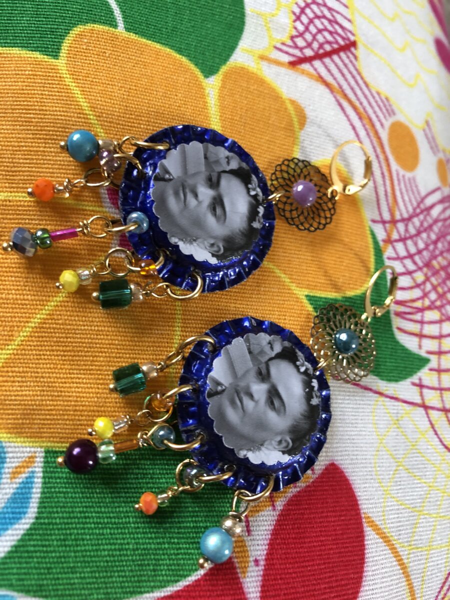 BO dorées Frida bleue breloques