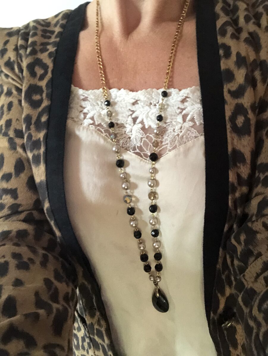 collier upcyclé noir doré long porté