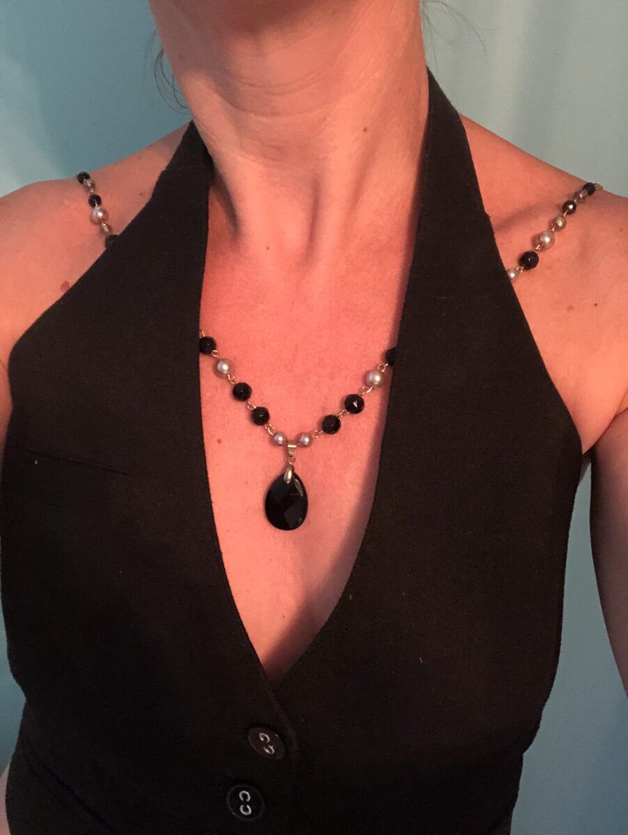 collier upcyclé noir doré porté original