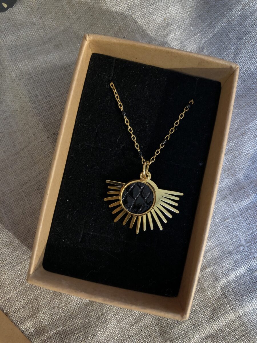 collier upcyclé noir doré soleil croco