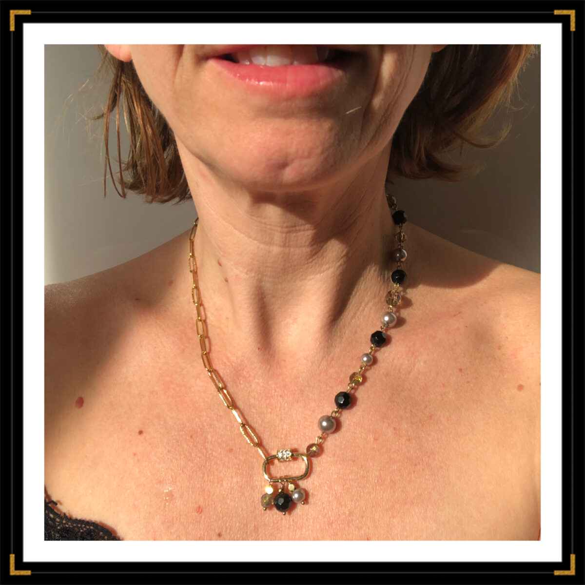 collier upcyclé noir doré strass porté
