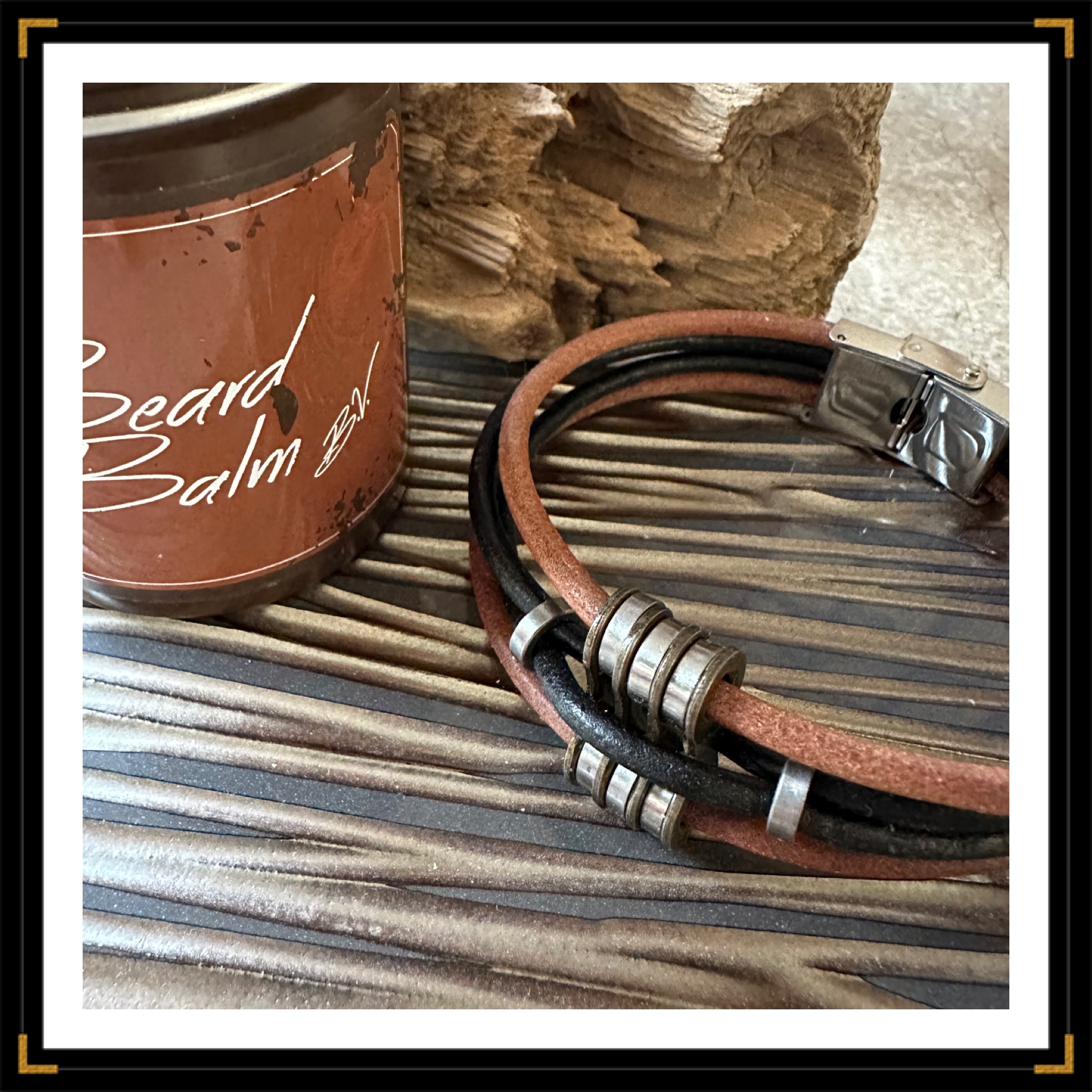 bracelet cuir artisanal zinseparables double : 4 cordons de cuir, 2 noirs et 2 marron autour des maillons de chaines de vélo