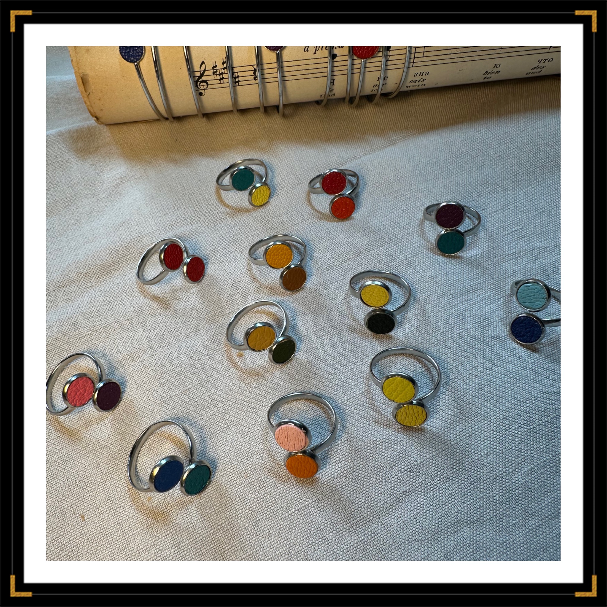 Bague confetti cuir argenté